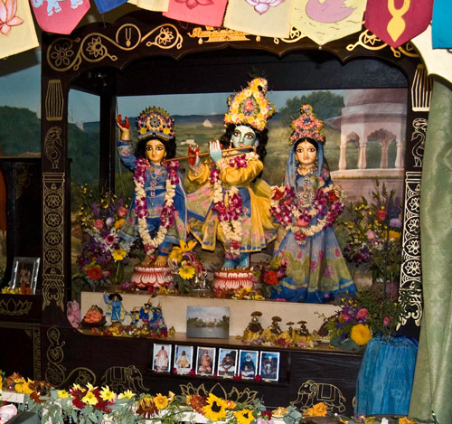 Sri Sri Guru Gauranga Gandharvika Giridhari Ki Jai!