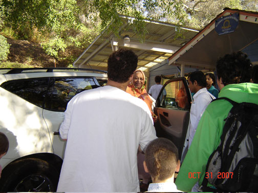 The moment has finally come and the ashram is once again blessed with Srila Gurudev's divine presence.