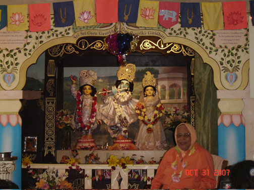 Srila Gurudev visits Sri Sri Guru Gauranga Gandharvika Giridhari and takes a moment to talk with the devotees before heading to  his quarters