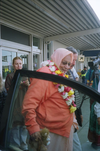 Off to his waiting car and on to the ashram in Santa Cruz.