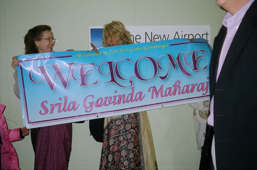 Srimatis Jivana didi and Hladini didi welcome Srila Gurudev with a beautiful banner