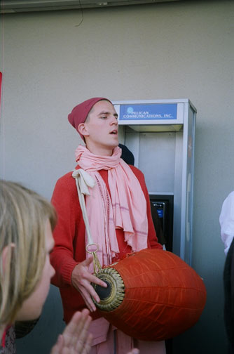 A sweet kirtan led by Kamal Krishna prabhu for His divine Grace's arrival