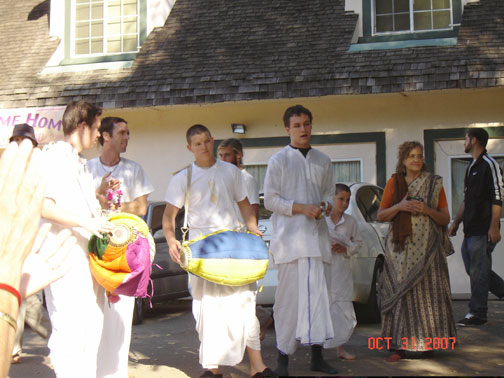 A sweet kirtan for the imminent auspicious arrival.