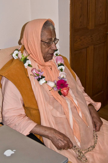 Srila Gurudev bestows the mercy of the holy name to the sincere seekers