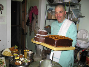 Ananta Rupa Prabhu holds the two chocolate marble cakes that Lucille (daughter of Akinchan Maharaj) made for this special day.