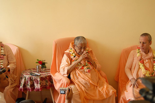 Jaya Om Vishnupad Paramahamsa Parivrajakacharya Astottara Sata Sri Srimad Bhakti Sundar Govinda Dev-Goswami Maharaj ki jaya!