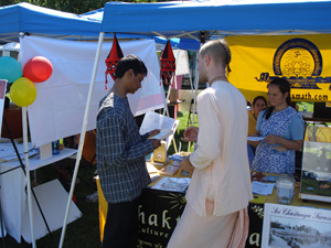 Kamal Krsna Prabhu greeted the many Indian people as they came.