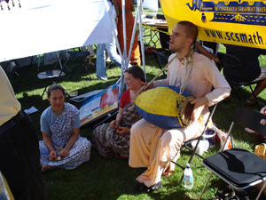 In the afternoon there was a nice kirtan at the tent.