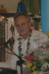 Sarvabhavana Prabhu leads the program.