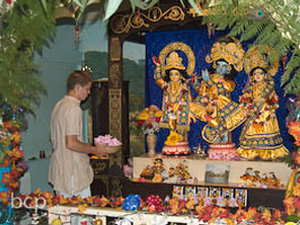 Neelamani Prabhu offers the Sandhya Arotik.