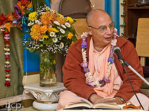 Sripad Janardan Maharaj enlivens everyone by reading about the divine appearance of our Lord.