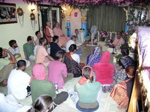 Janardan Maharaj gives a sweet lecture to an attentive crowd.