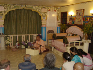 Sripad Janardan Maharaj reading from the Ramayana to the attentive devotees.