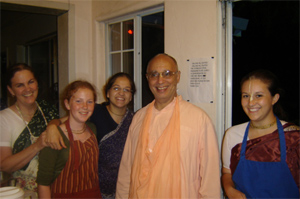 Sripad Janardan Maharaj and the happy Seva Ashram kitchen crew.