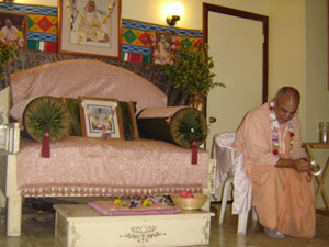 Sripad Janardan Maharaj next to the Vyasasana