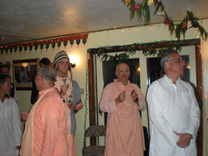 Sripad Parvat Maharaj led an enthusiastic kirtan.