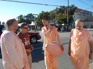 Sripad Avadhut Maharaj, Srutasrava Prabhu, Kamal Krishna Prabhu and Sripad Parvat Maharaj.