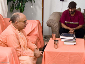 Sripad Janardan Maharaj speaks with the guests.