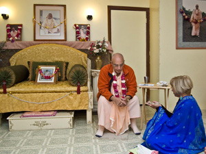 Sripad Janardan Maharaj gives guidance on chanting and the meaning of taking initiation. 