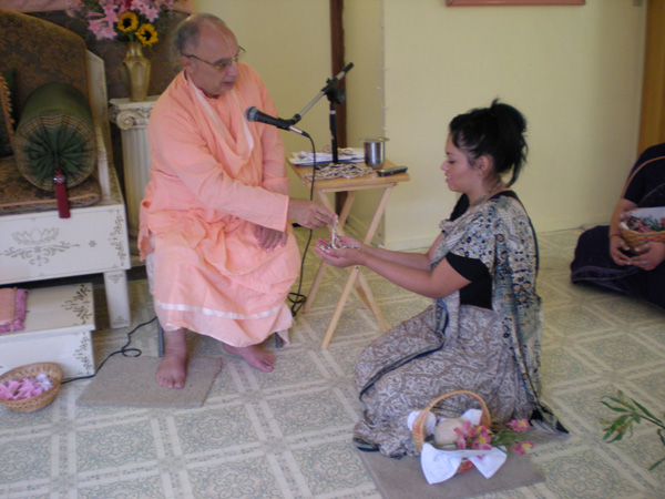 Sripad Janardan Maharaj, on behalf of Srila Gurudev gives connection to Jaya Devi Dasi. 