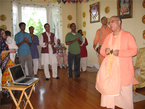 Sripad Janardan Maharaj leads the arotik kirtan.