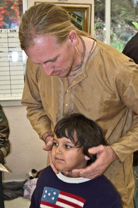 Jaya Gauranga with his son Narada during Gurudev's visit to the Ashram in 2007.