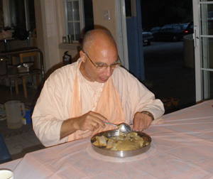 Sureshwari also made some special preparations and Sripad Janardan Maharaj tests them just to be sure... 