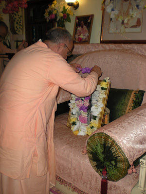 Sripad Janardan Maharaj offered a garland to the picture of Srila Prabhupad on the Vyasasana.