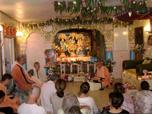 The devotees gathered in the beautifully decorated temple room. Sripad Janardan Maharaj led the program accompanied by Sripad Siddhanti Maharaj and Sripad Parvat Maharaj.