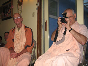 The devotees gathered in the beautifully decorated temple room. Sripad Janardan Maharaj led the program accompanied by Sripad Siddhanti Maharaj and Sripad Parvat Maharaj.