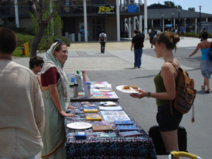 Vaidehi Didi talking with an interested student.