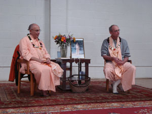 Janardan Maharaj and Siddhanti Maharaj enthusiastically spoke to the guests.