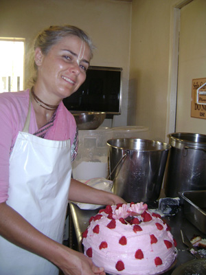 Kelikadambanana Didi, who stayed up all night to help finish Their Lordships clothing also decorated this beautiful cake.