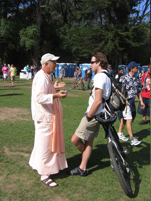 Sripad Ashram Maharaj preaches to one of the many guests.