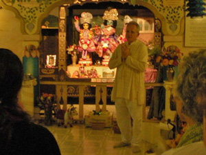 Sarvabavana Prabhu welcomes everyone to the program.