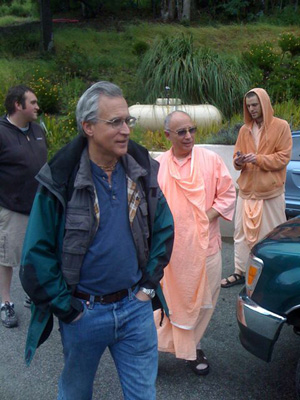 Before we left, everyone gathered in a circle in the parking lot to hear from Sripad Hasyapriya Prabhu and Sripad Janardan Maharaj.  Sripad Janardan Maharaj said that everyone in the group is a sincere devotee with whom we are very fortunate to serve and that we must earnestly try to progress on the path of surrender.  His encouraging words gave us tremendous momentum.