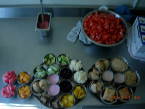 There were 14 preparations for the 4 o'clock offering including chana and samosas.