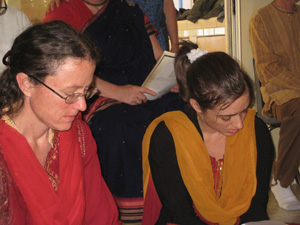 Linda Rae, mother of Isthadevika Didi and Chinmayi Didi attend the bhajans.