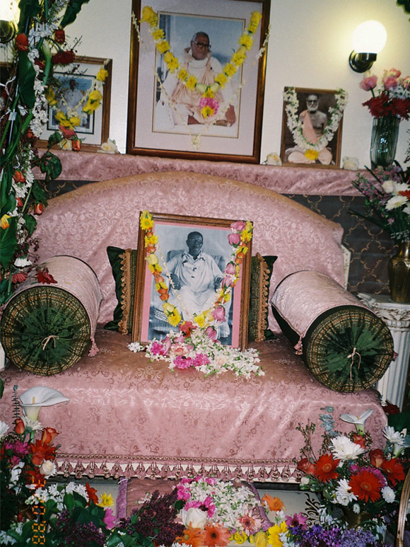 Srila Gurudev's beautiful Vyasasana decorated with flowers and the affection of the devotees!