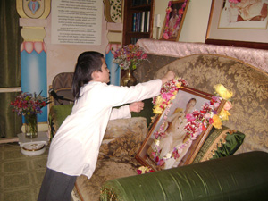 Bindu Madhava Prabhu  offers his garland to Srila Gurudev’s picture.