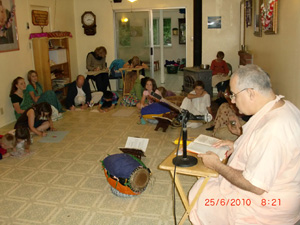 Sripad Parvat Maharaj enthusiastically reads Krishna stories to the children.