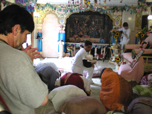 Swarup Prabhu offering his dandavats.