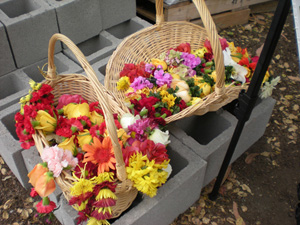 The devotees worked very hard making garlands for our worshippable Vaisnavas.