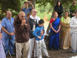 Sripad Pushta Krishna Prabhu, Ramananda, Brajeswara and Bindhu Madava Prabhus, Devaki and Jahnavi.