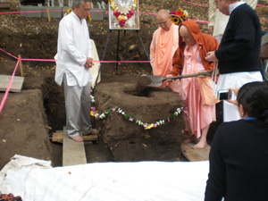 Sripad Puri Maharaj places a shovel full of dirt in the Samadhi.