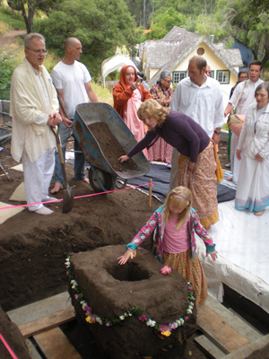 Braja Mohini Didi and her daughter Syama Mohini.