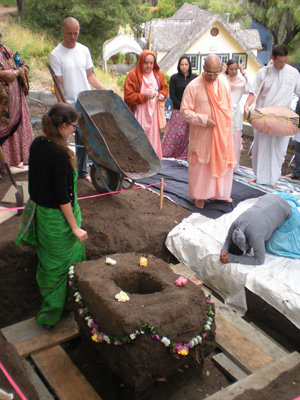 Sushila Devi Dasi with Vrinda paying her obeisances.