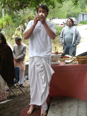 Neelamani Prabhu blows the conch to start the Arotik.