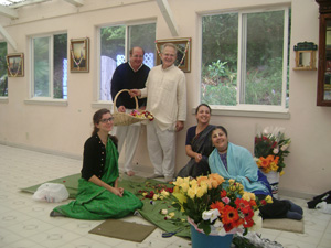 Sushila Devi, Prabhus Yudhamanyu Seva Vikram and Sarva Bhavana, Vaidehi and Kalindi Didis.