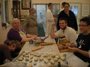 Maladhari Didi and Ratan Krishna Prabhu came from Oregon and Nitai Sundar Prabhu from Utah on samosa duty.